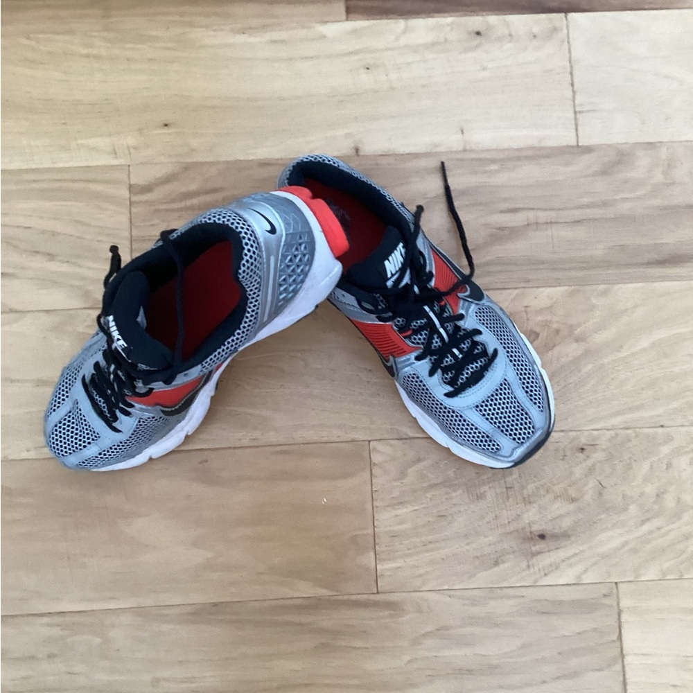 Nike vomero 5 Black and Red Athletic men’s  running shoes size 11.5 used